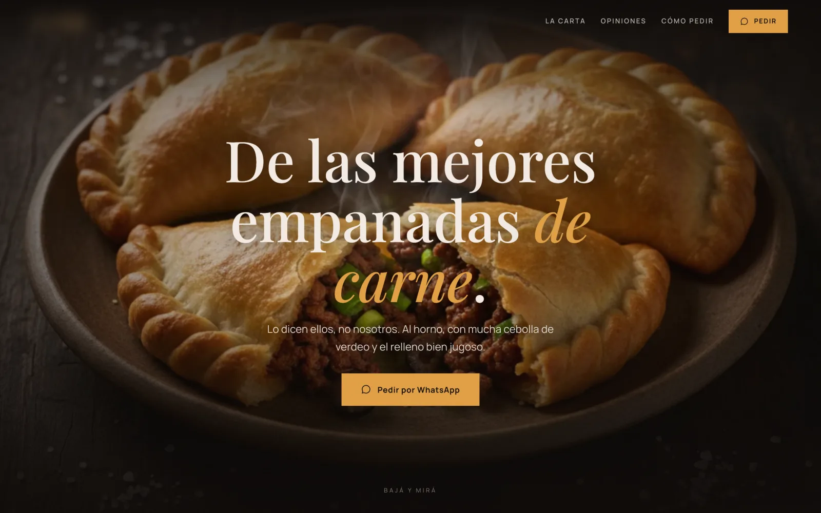 Landing para un bodegón de empanadas, con el titular "De las mejores empanadas de carne" sobre una fuente de empanadas de carne recién horneadas con vapor visible, fondo de madera oscura y botón "Pedir por WhatsApp" en tono miel.