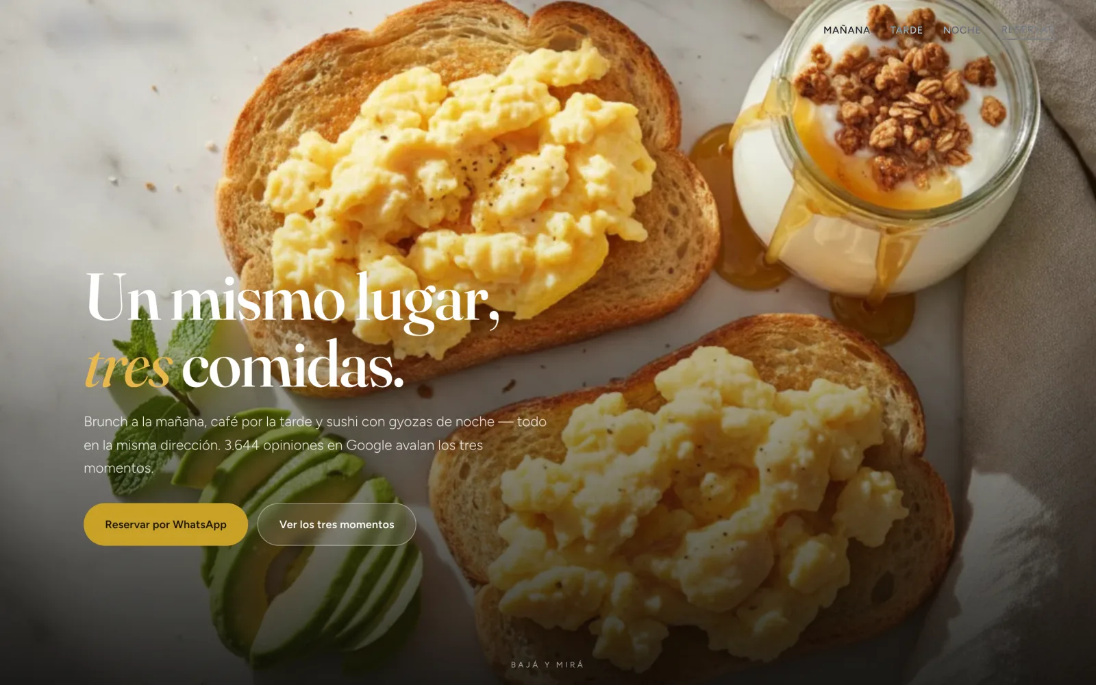 Landing para un restaurante con brunch, merienda y sushi según el momento del día, con el titular "Un mismo lugar, tres comidas" sobre tostadas con huevo revuelto y palta en láminas junto a un frasco de yogur con granola y miel, sobre una mesa de mármol con luz natural.