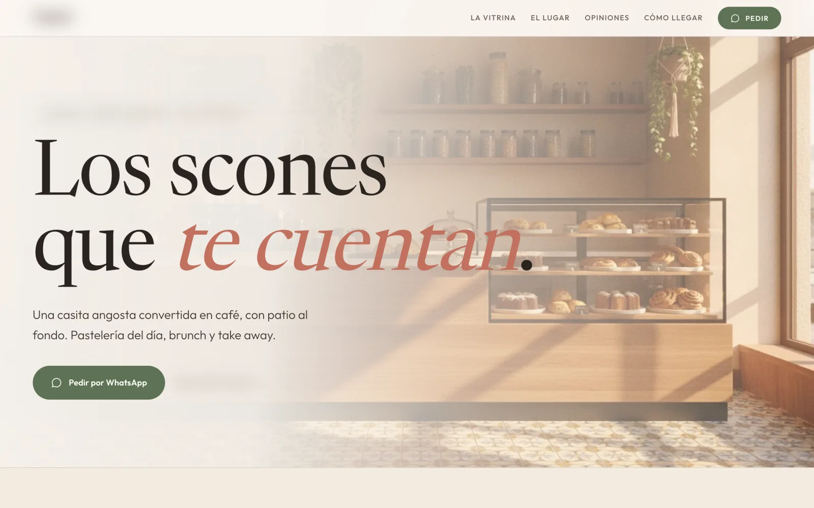 Landing para una cafetería, con el titular "Los scones que te cuentan" sobre una vitrina de pastelería iluminada por luz natural, estantes con frascos y plantas colgantes, y botón de pedido por WhatsApp.
