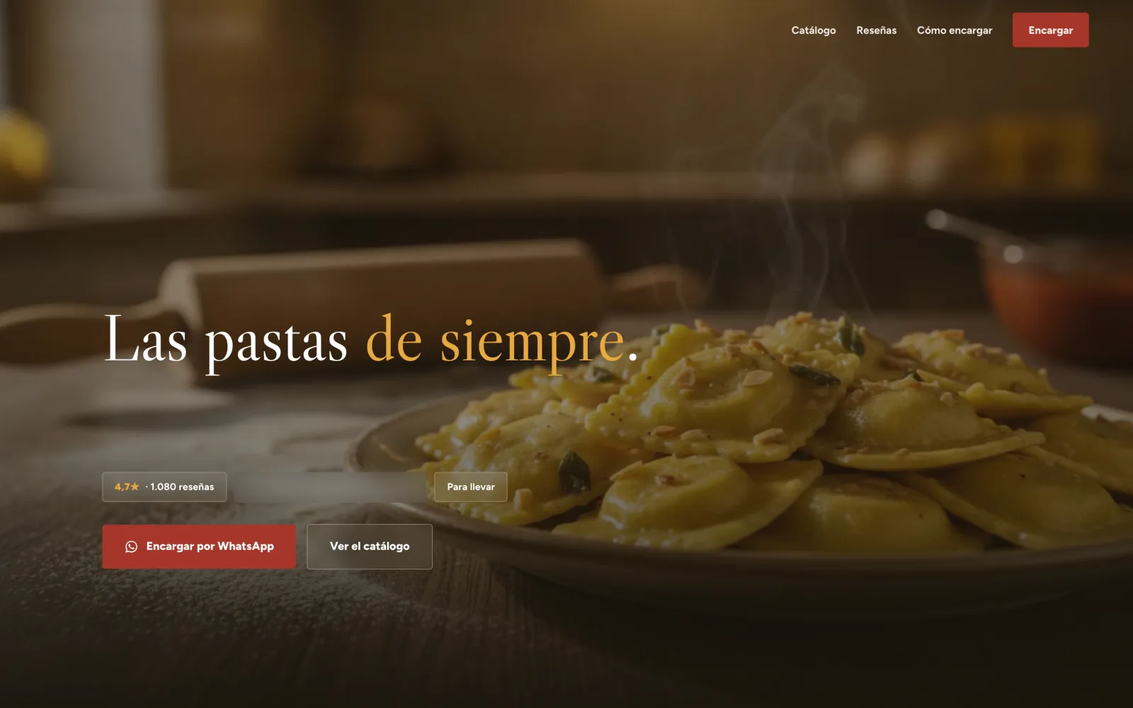 Landing para una fábrica de pastas artesanales, con el titular "Las pastas de siempre" sobre un plato de ravioles humeantes con almendras y salvia, sobre una mesa de madera con harina, un palo de amasar y un bowl de salsa de fondo.
