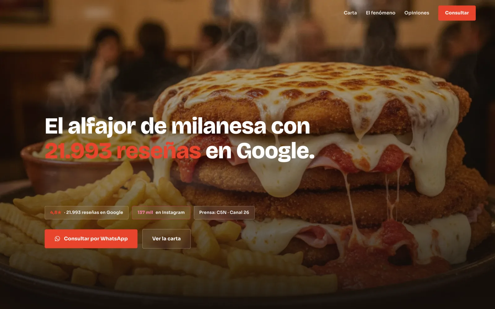Landing para un bodegón, con el titular sobre su sándwich de milanesa y su volumen de reseñas en Google, mostrando dos medallones de milanesa napolitana apilados con jamón, salsa y queso gratinado goteando, papas fritas y un bowl de fideos, con el salón desenfocado de fondo.