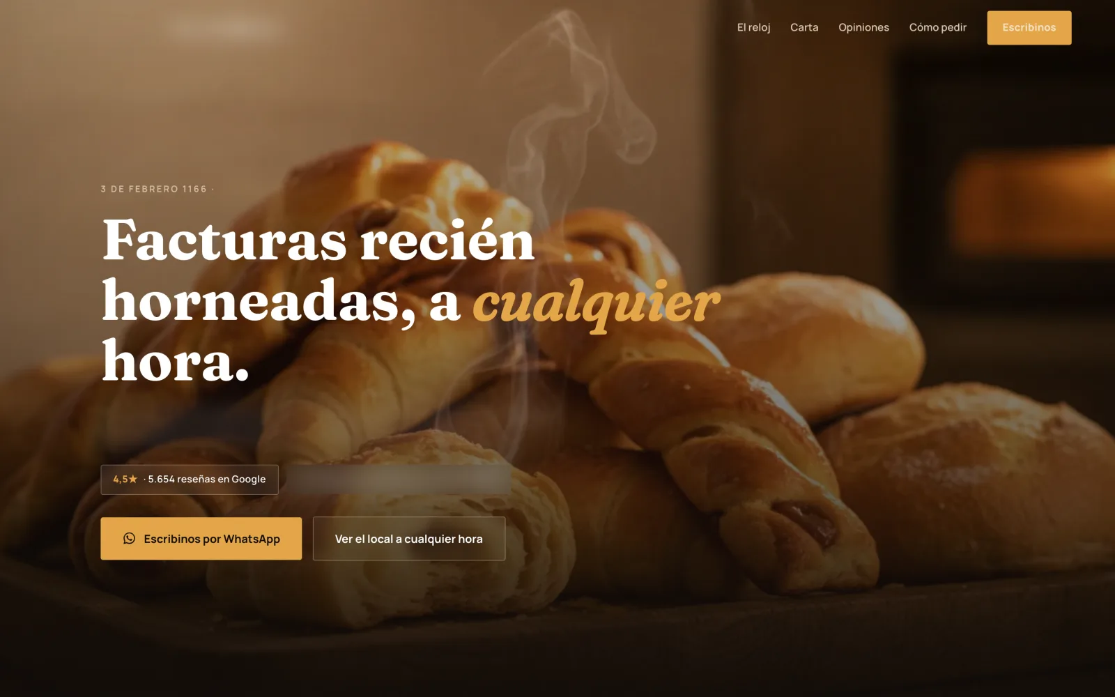 Landing para una panadería y confitería abierta las 24 horas, con el titular "Facturas recién horneadas, a cualquier hora" sobre una pila de medialunas y facturas rellenas con dulce de leche, humeantes, sobre una tabla de madera con el horno encendido de fondo.