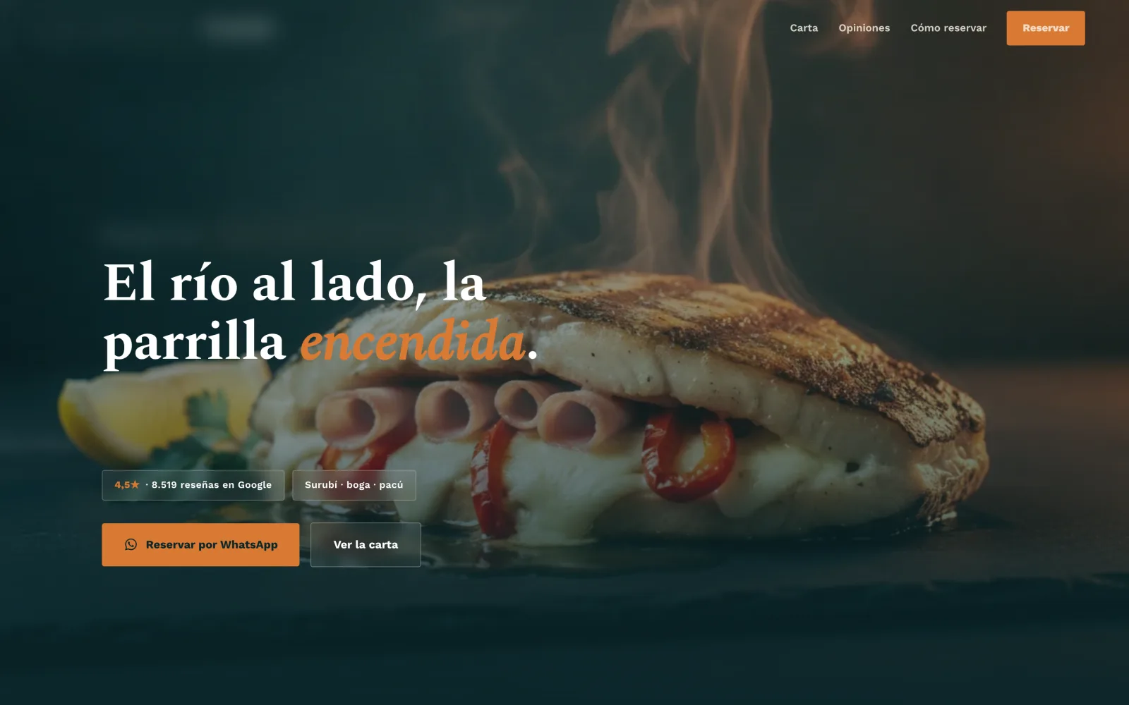 Landing para un restaurante de pescado de río con parrilla, con el titular "El río al lado, la parrilla encendida" sobre un filete de pescado relleno con jamón, queso y morrón a la parrilla, con humo visible y un gajo de limón, sobre pizarra oscura.