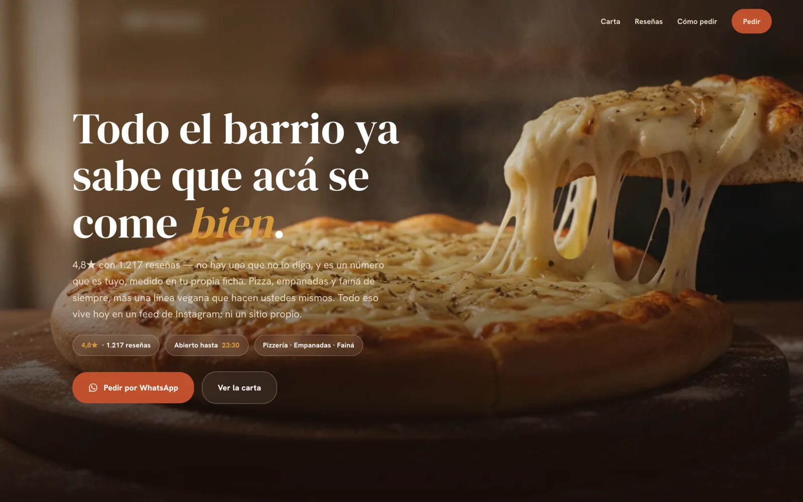 Landing para una pizzería con empanadas y fainá, con el titular "Todo el barrio ya sabe que acá se come bien" sobre una fugazzeta rellena con el corte de queso derretido estirándose, servida en una tabla de madera con harina y vapor visible.