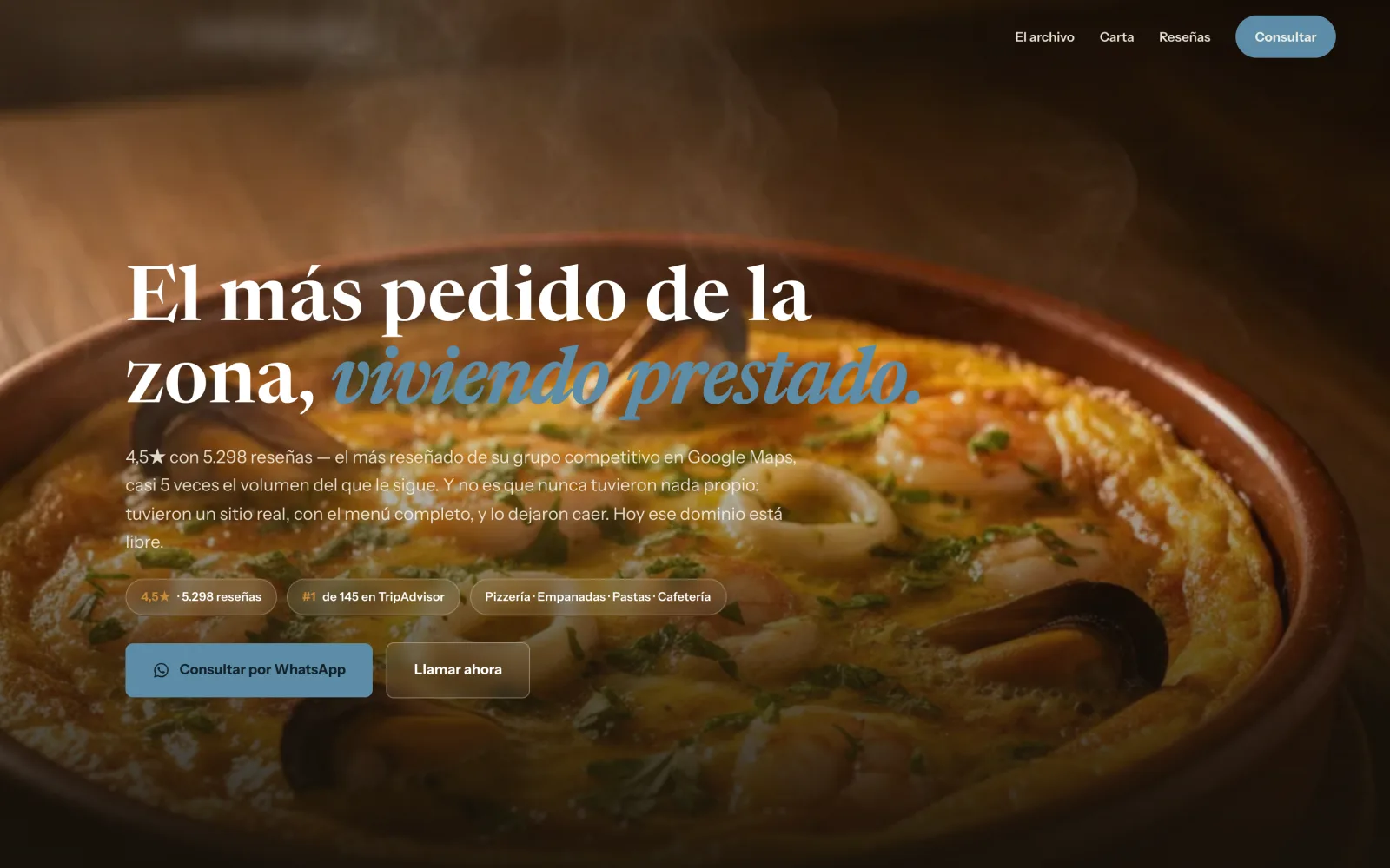 Landing para una pizzería de barrio con empanadas, pastas y cafetería, con el titular sobre ser el más pedido de la zona, mostrando una fritata de mariscos con camarones, mejillones y aros de calamar, servida humeante en una cazuela de barro sobre mesa de madera oscura.