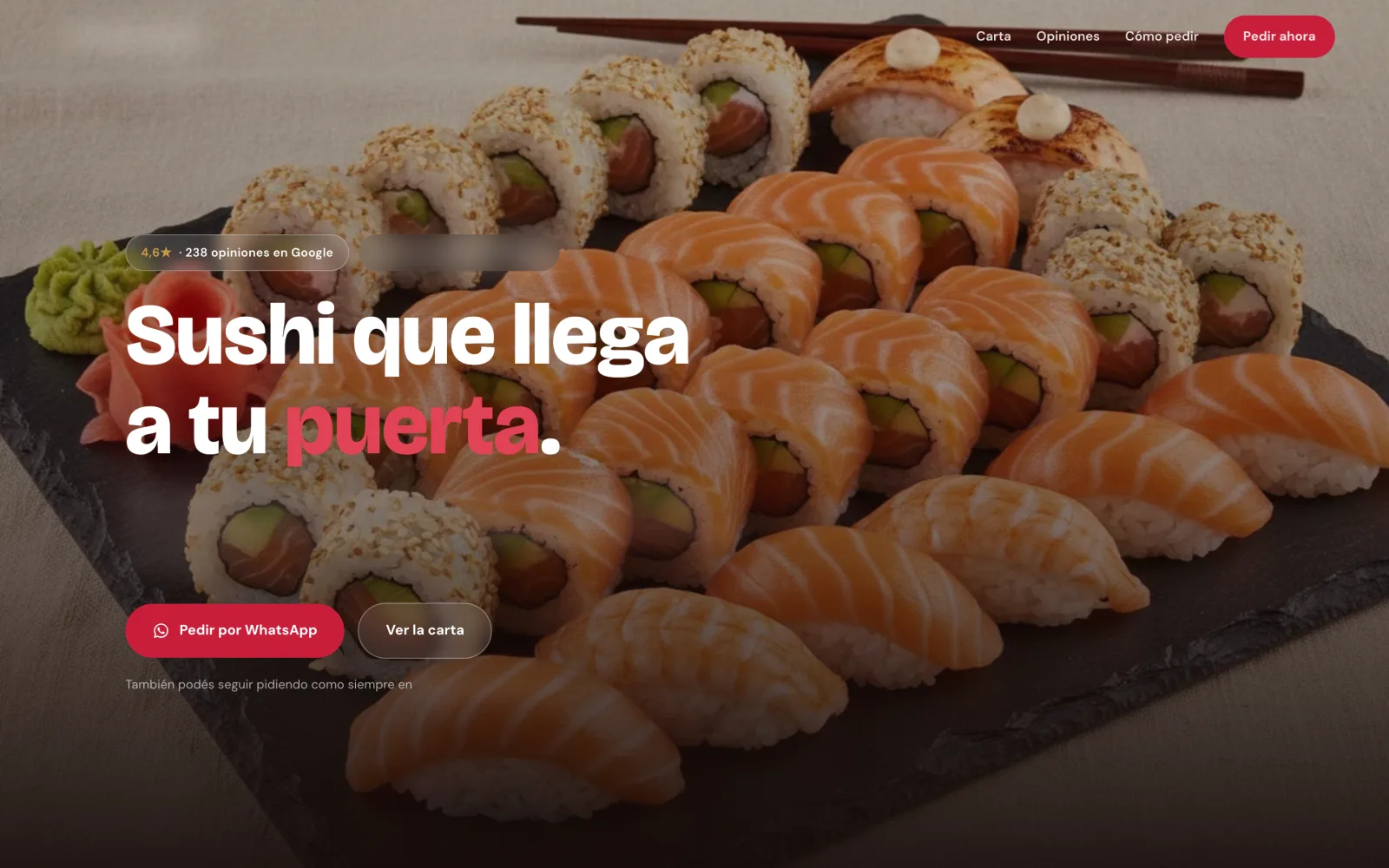 Landing para un delivery de sushi, con el titular "Sushi que llega a tu puerta" sobre una tabla de pizarra negra con niguiris y rolls de salmón, jengibre y wasabi al costado, y palitos apoyados arriba.