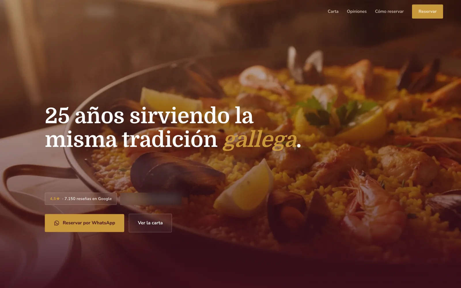 Landing para una taberna gallega, con el titular sobre 25 años sirviendo la misma tradición, mostrando una paellera con paella de mariscos, langostinos y mejillones, gajos de limón y vapor visible, bajo luz cálida.