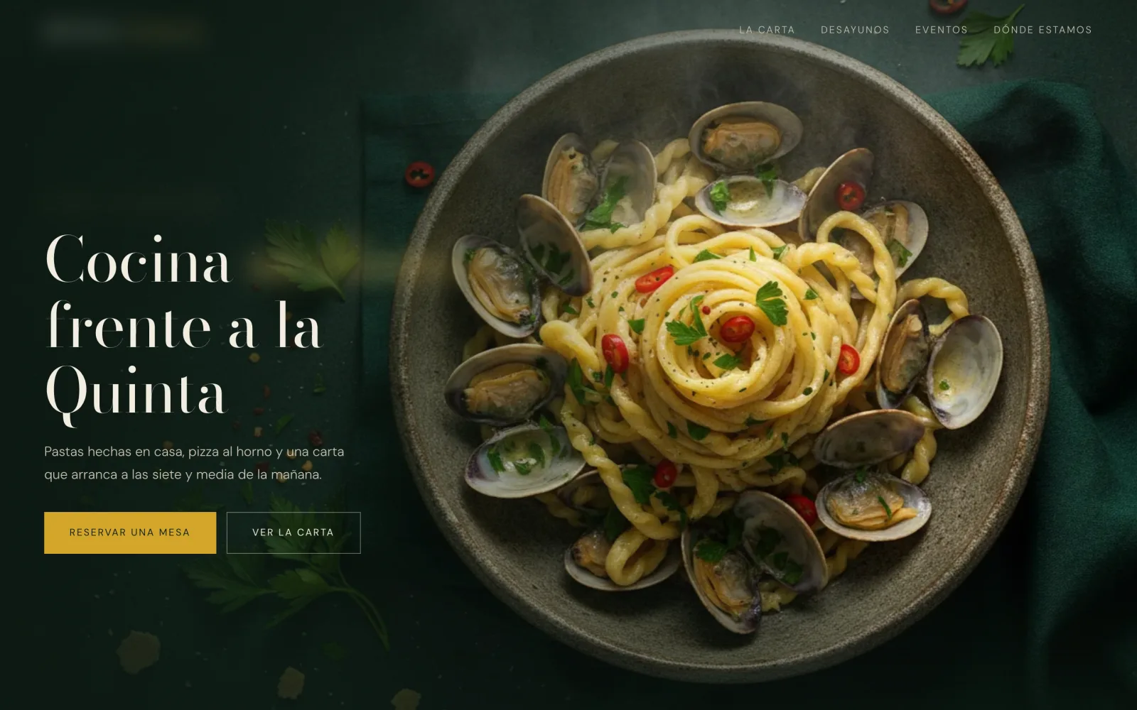 Landing para una trattoria de cocina italiana, con el titular sobre su cocina siciliana, mostrando una vista cenital de pasta scialatielli con almejas y mejillones, ají picante y perejil, sobre fondo verde oscuro.